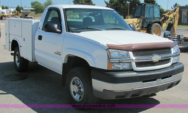 image for item 6280 2004 Chevrolet C2500HD Silverado pickup truck