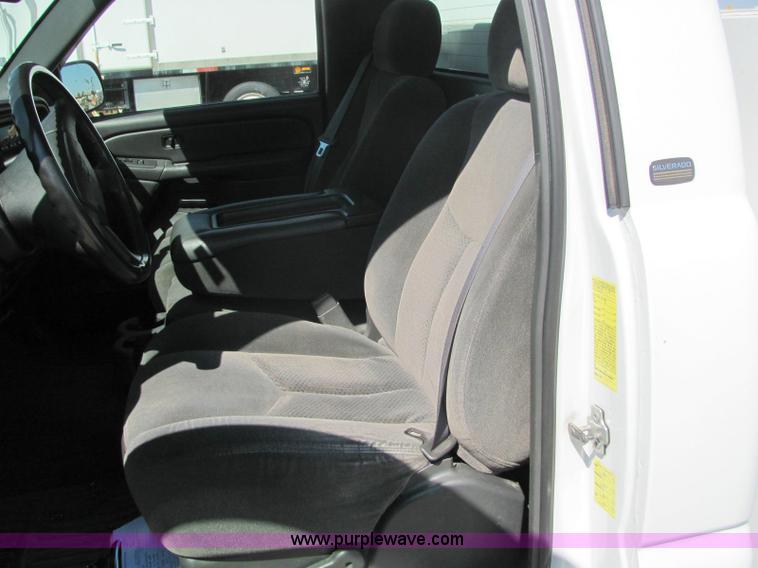 image for item 6280 2004 Chevrolet C2500HD Silverado pickup truck