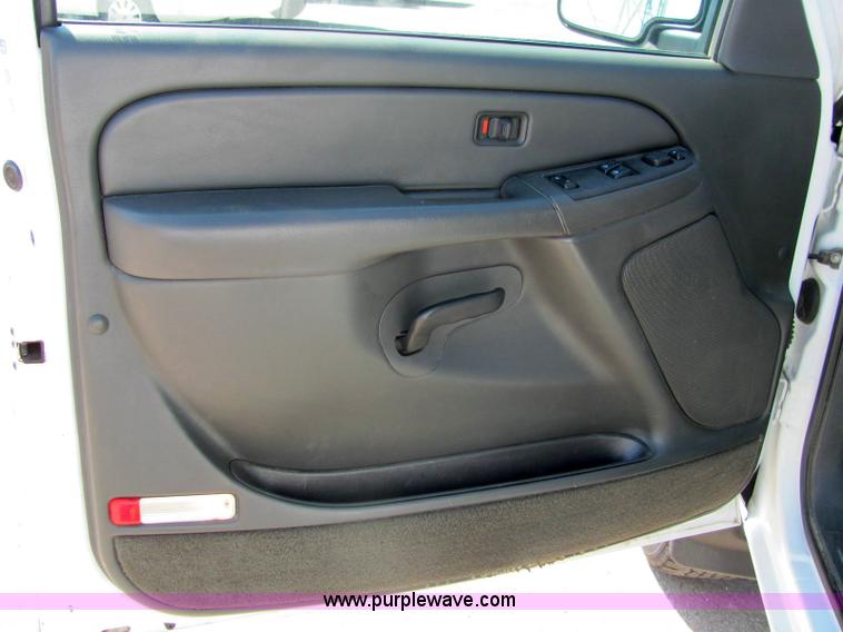 image for item 6280 2004 Chevrolet C2500HD Silverado pickup truck