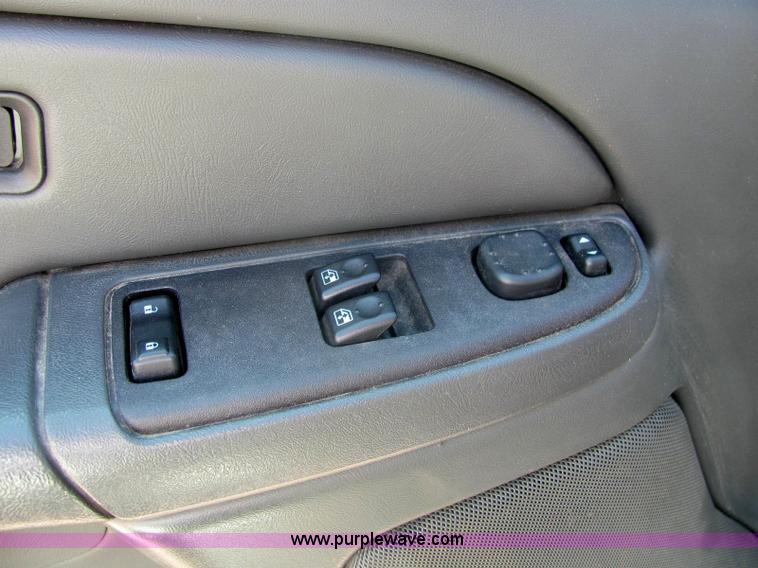 image for item 6280 2004 Chevrolet C2500HD Silverado pickup truck