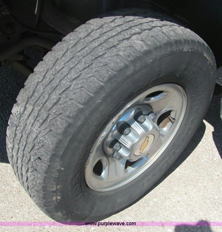 image for item 6280 2004 Chevrolet C2500HD Silverado pickup truck