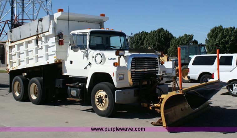 image for item 6326 1995 Ford LT8000F tandem axle dump truck