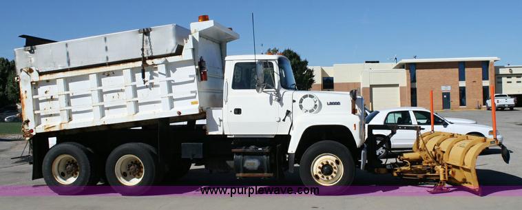 image for item 6326 1995 Ford LT8000F tandem axle dump truck