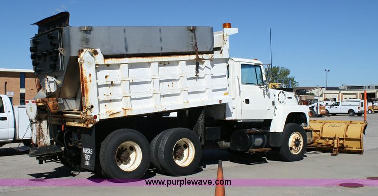 image for item 6326 1995 Ford LT8000F tandem axle dump truck