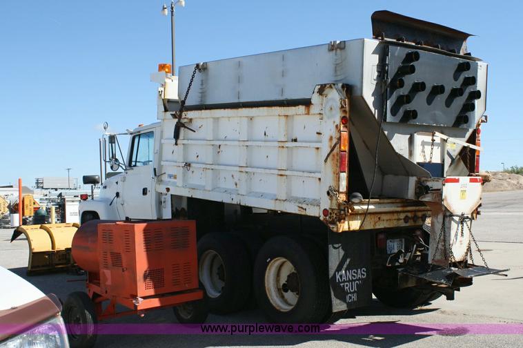 image for item 6326 1995 Ford LT8000F tandem axle dump truck