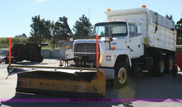 image for item 6326 1995 Ford LT8000F tandem axle dump truck