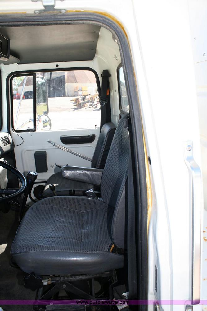 image for item 6326 1995 Ford LT8000F tandem axle dump truck