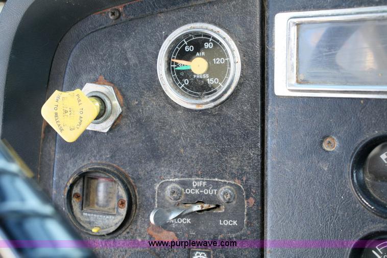 image for item 6326 1995 Ford LT8000F tandem axle dump truck