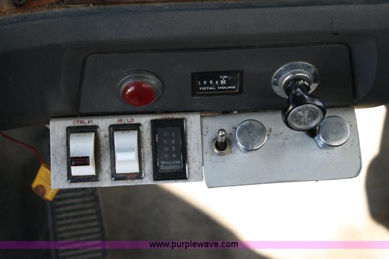 image for item 6326 1995 Ford LT8000F tandem axle dump truck