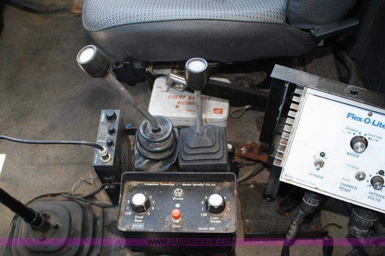 image for item 6326 1995 Ford LT8000F tandem axle dump truck