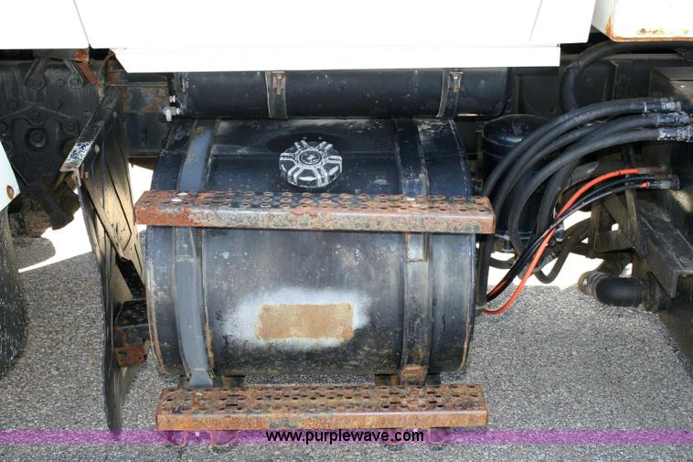image for item 6326 1995 Ford LT8000F tandem axle dump truck