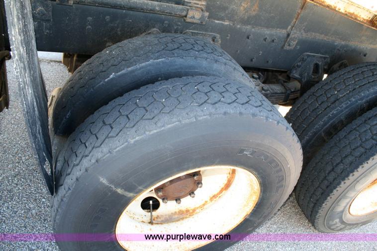 image for item 6326 1995 Ford LT8000F tandem axle dump truck