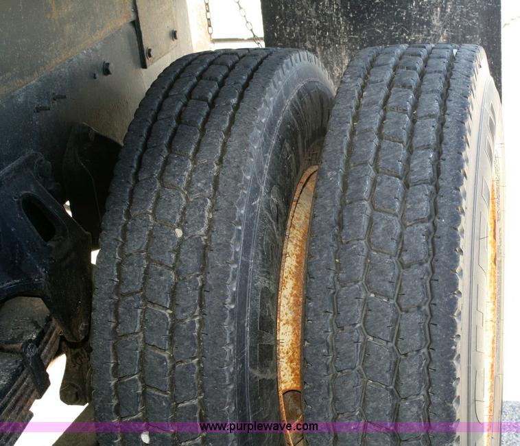 image for item 6326 1995 Ford LT8000F tandem axle dump truck