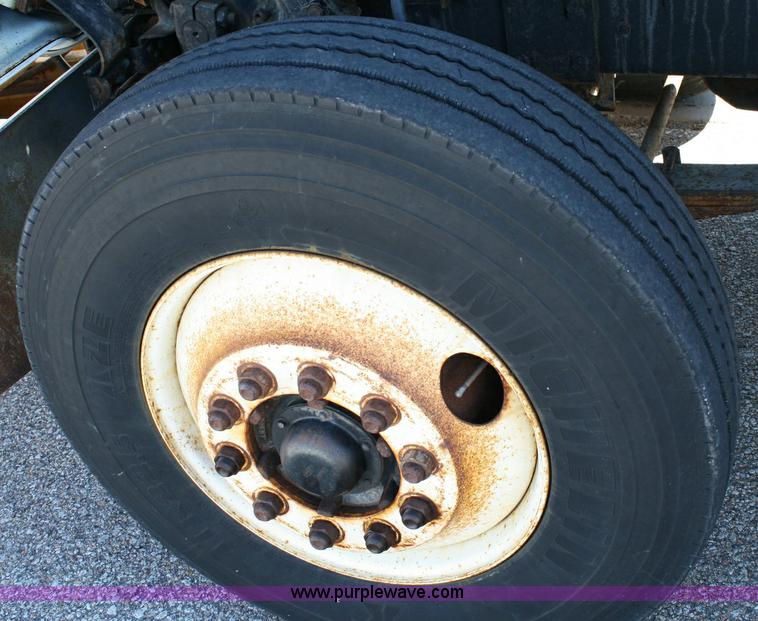 image for item 6326 1995 Ford LT8000F tandem axle dump truck