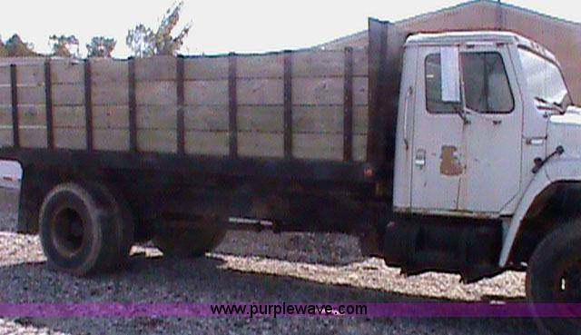 image for item 1000 1980 International 1824 dump truck
