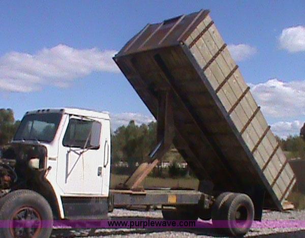 image for item 1000 1980 International 1824 dump truck