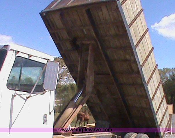 image for item 1000 1980 International 1824 dump truck