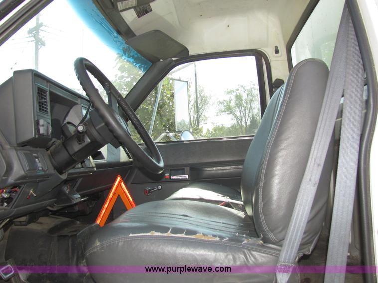 image for item 2476 2001 GMC C6500 Hercules box truck