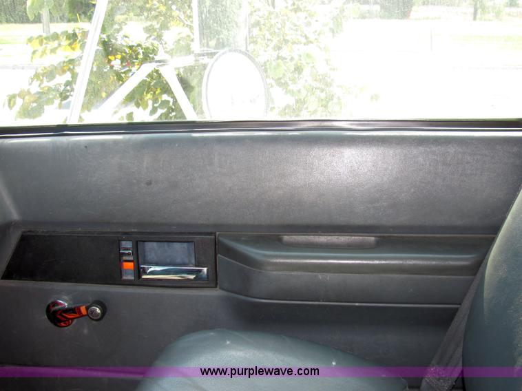 image for item 2476 2001 GMC C6500 Hercules box truck