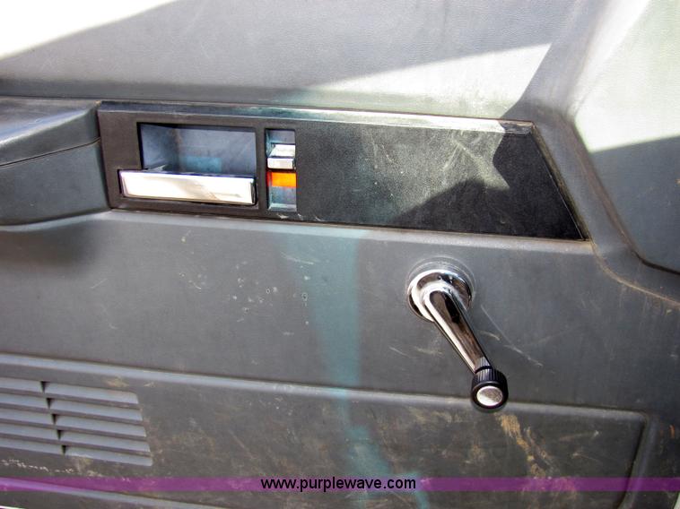 image for item 2476 2001 GMC C6500 Hercules box truck