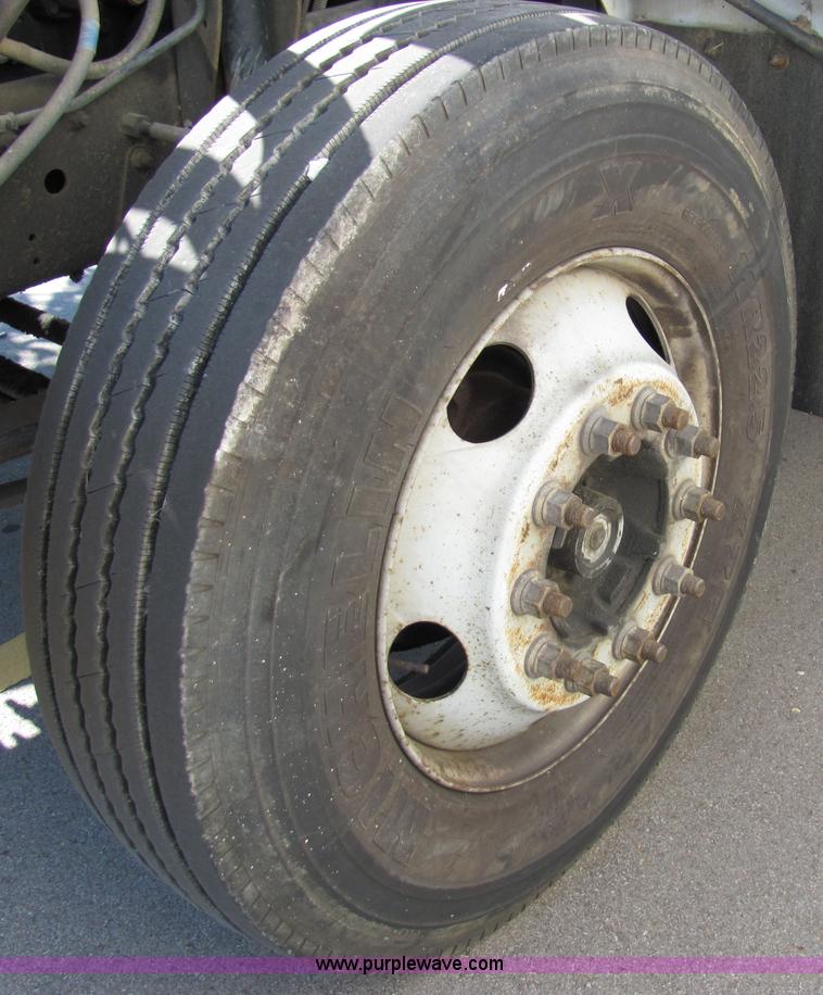 image for item 2476 2001 GMC C6500 Hercules box truck