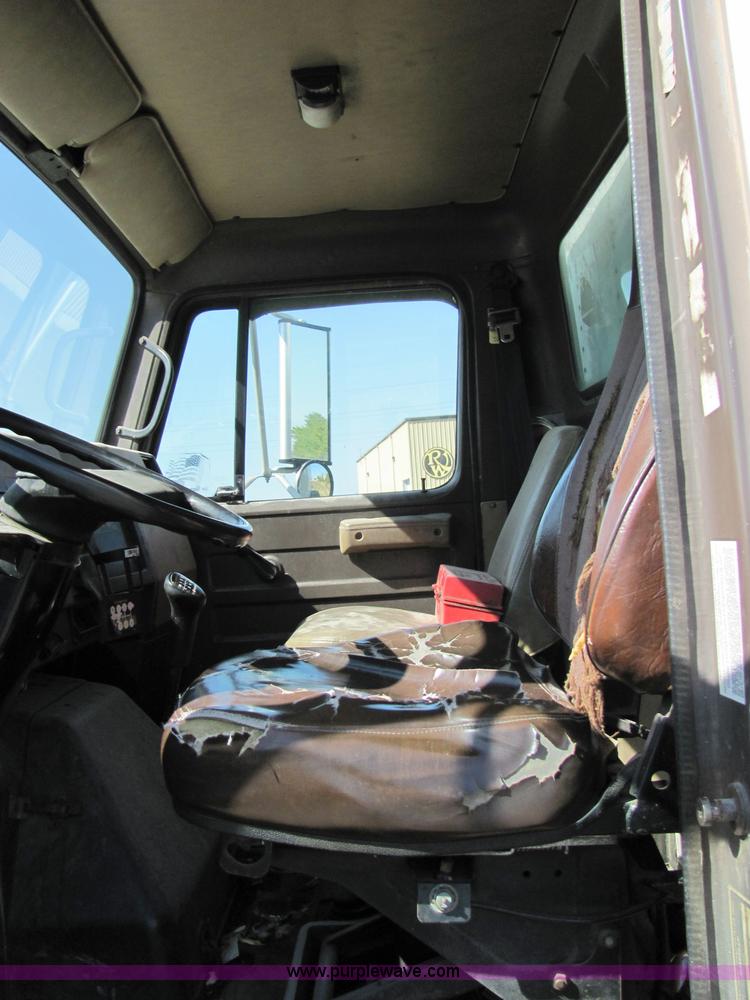 image for item 2477 1991 International Series 4900 box truck