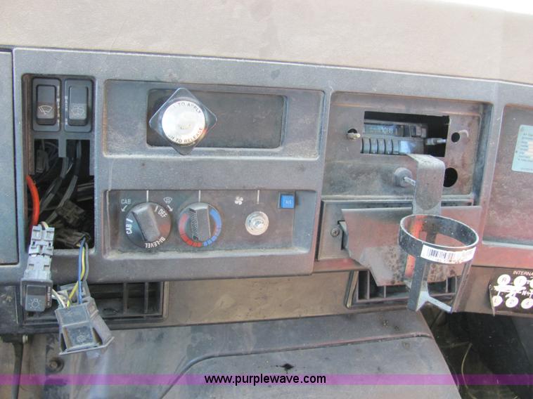 image for item 2477 1991 International Series 4900 box truck