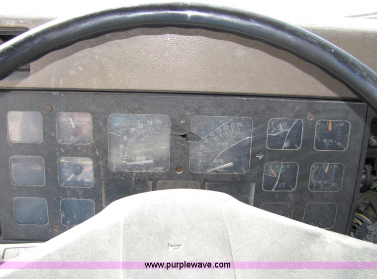 image for item 2477 1991 International Series 4900 box truck