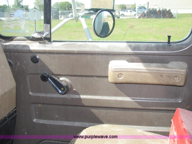 image for item 2477 1991 International Series 4900 box truck