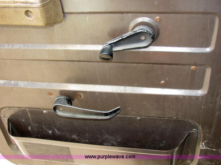 image for item 2477 1991 International Series 4900 box truck