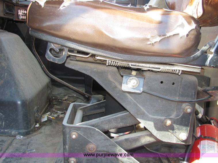 image for item 2477 1991 International Series 4900 box truck