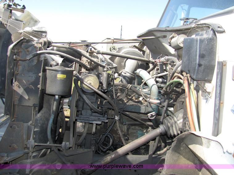 image for item 2477 1991 International Series 4900 box truck