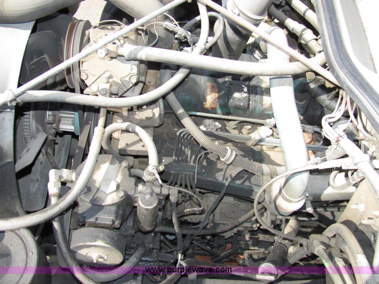 image for item 2477 1991 International Series 4900 box truck