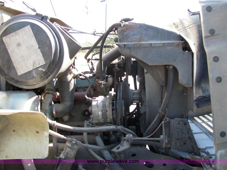 image for item 2477 1991 International Series 4900 box truck