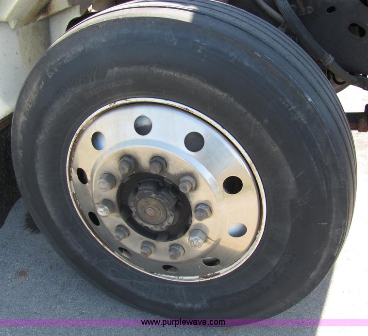 image for item 2477 1991 International Series 4900 box truck