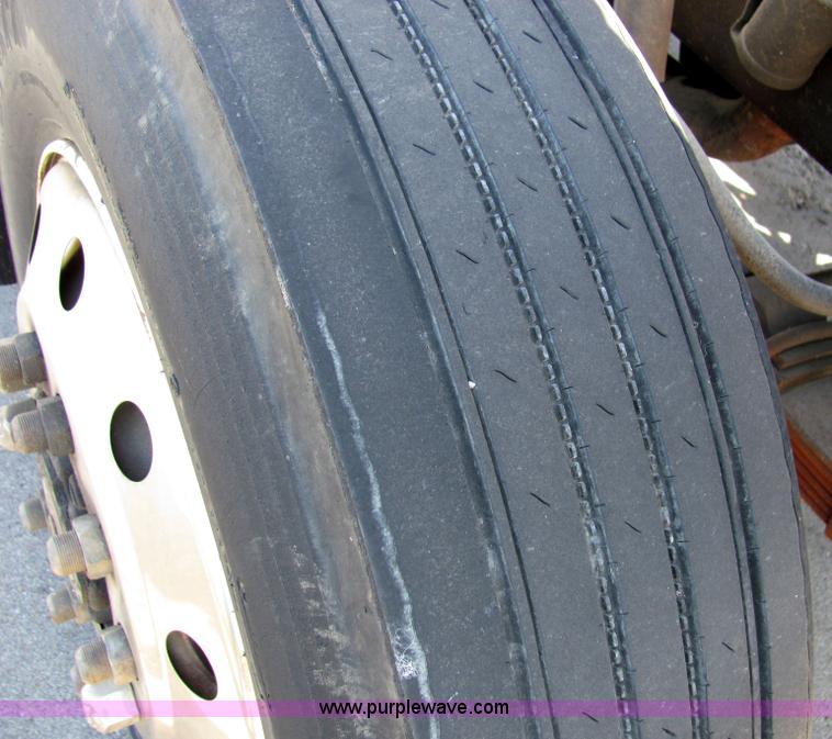 image for item 2477 1991 International Series 4900 box truck