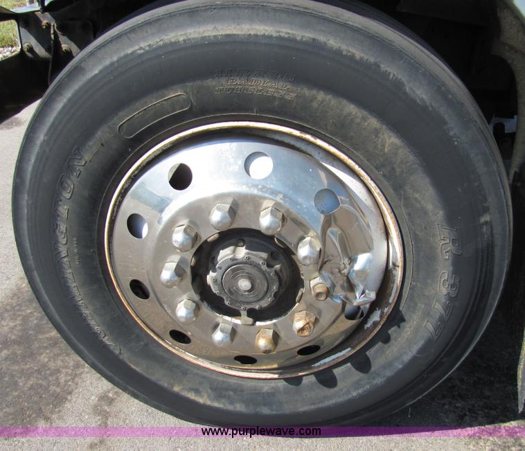 image for item 2477 1991 International Series 4900 box truck