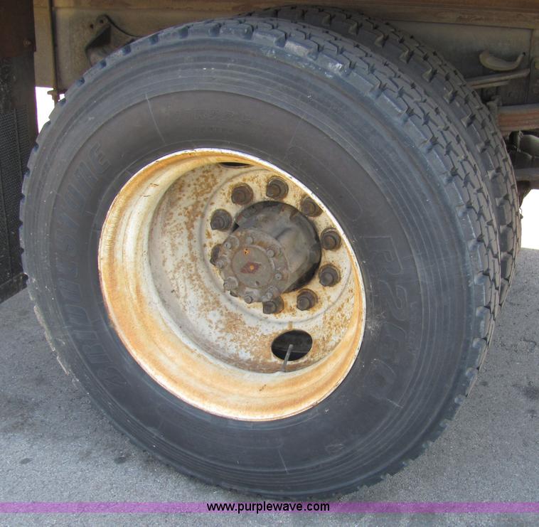 image for item 2477 1991 International Series 4900 box truck