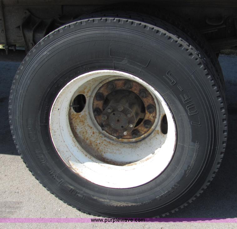 image for item 2477 1991 International Series 4900 box truck