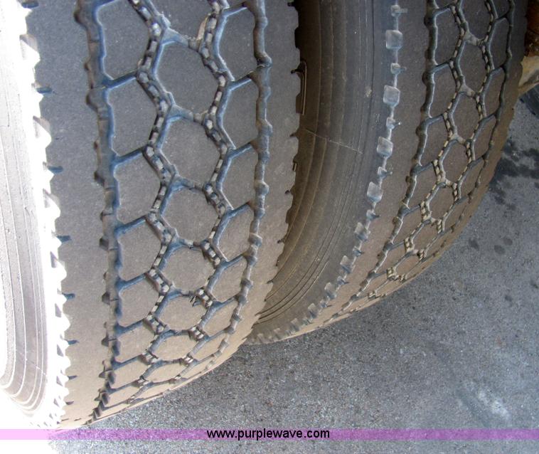 image for item 2477 1991 International Series 4900 box truck