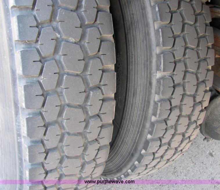 image for item 2477 1991 International Series 4900 box truck