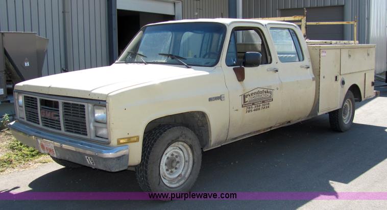 image for item 2479 1986 GMC C2500 crew cab pickup truck