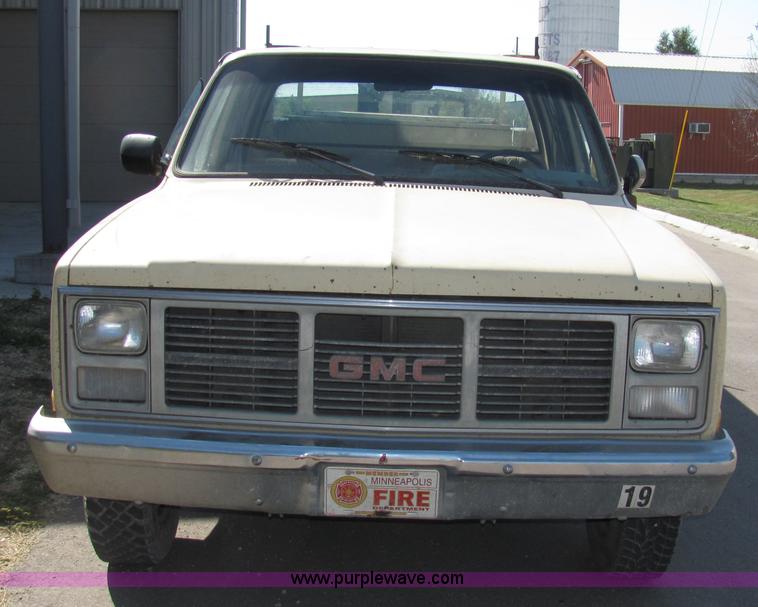 image for item 2479 1986 GMC C2500 crew cab pickup truck