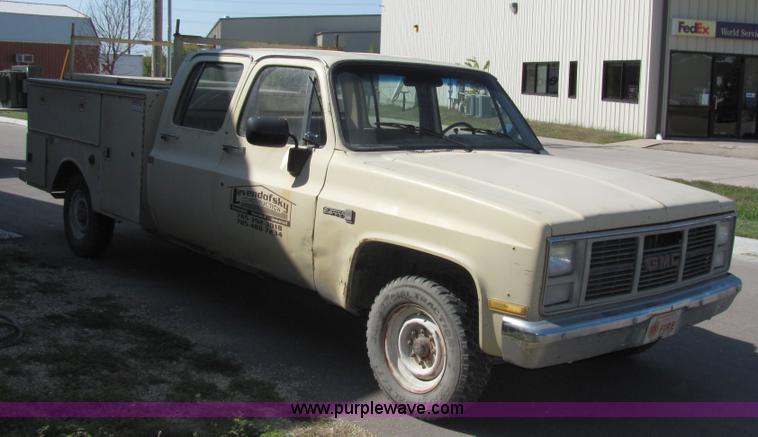 image for item 2479 1986 GMC C2500 crew cab pickup truck
