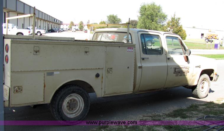 image for item 2479 1986 GMC C2500 crew cab pickup truck