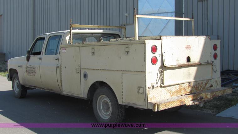 image for item 2479 1986 GMC C2500 crew cab pickup truck