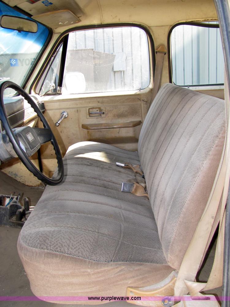 image for item 2479 1986 GMC C2500 crew cab pickup truck