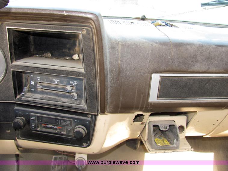 image for item 2479 1986 GMC C2500 crew cab pickup truck