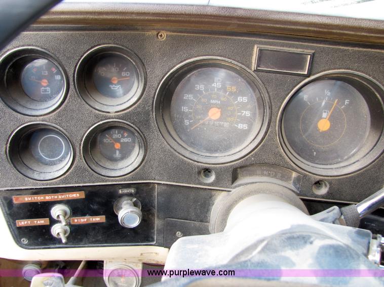 image for item 2479 1986 GMC C2500 crew cab pickup truck