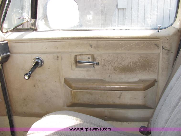 image for item 2479 1986 GMC C2500 crew cab pickup truck